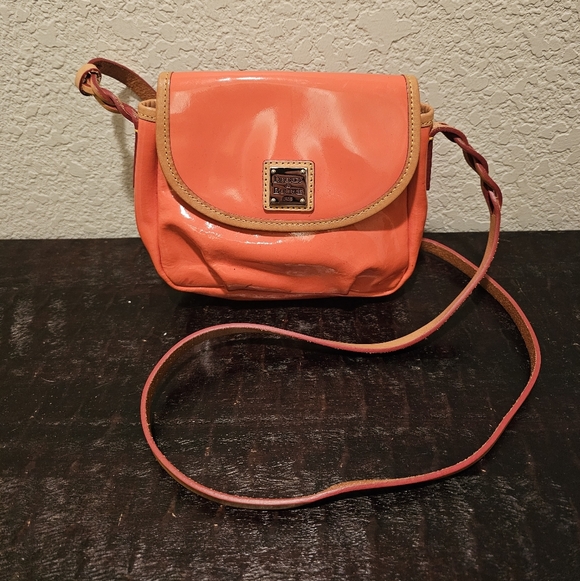 Giveaway DOONEY & BOURKE Patent Leather Crossbody Coral - Picture 1 of 9